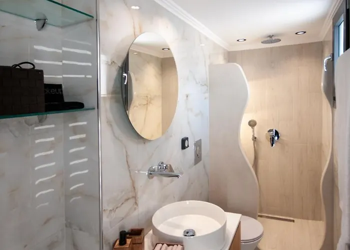 Проживание в семье Elvis' Тира