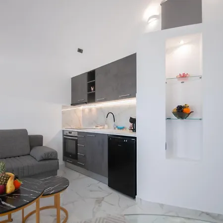 Elvis' Fira (Santorini)